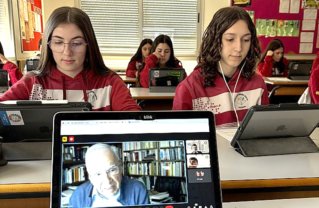 Alfonso Guerra participa en el proyecto educativo Tengo una pregunta para usted del Reina Sofa